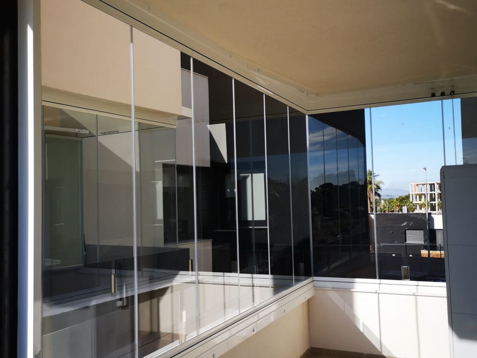 FOLDING GLASS CURTAIN SPACE 1