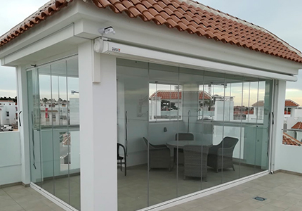 Toldos Lucentum cortinas cristal